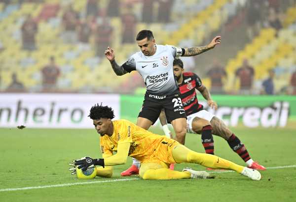 Corinthians aguarda resposta do Flamengo sobre Hugo Souza e possível multa.