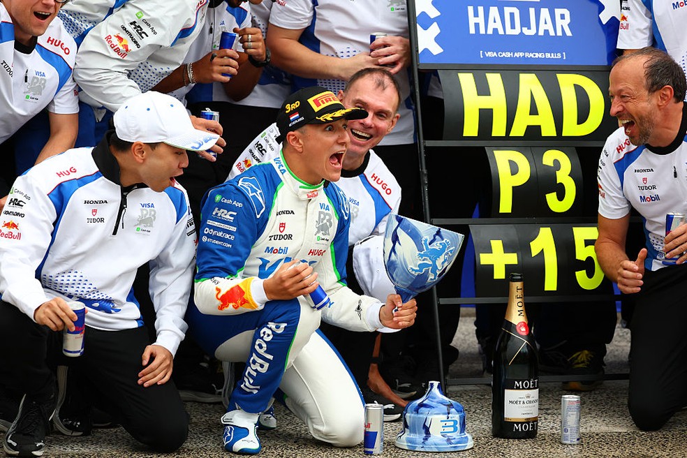 Isack Hadjar quebra troféu de terceiro lugar no GP da Holanda da F1 em 2025 — Foto: Clive Rose/Getty Images
