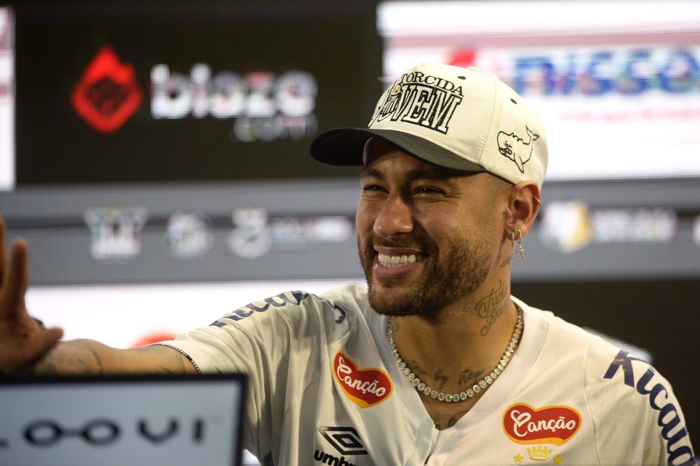 Neymar dá coletiva no Santos — Foto: Marcos Ribolli