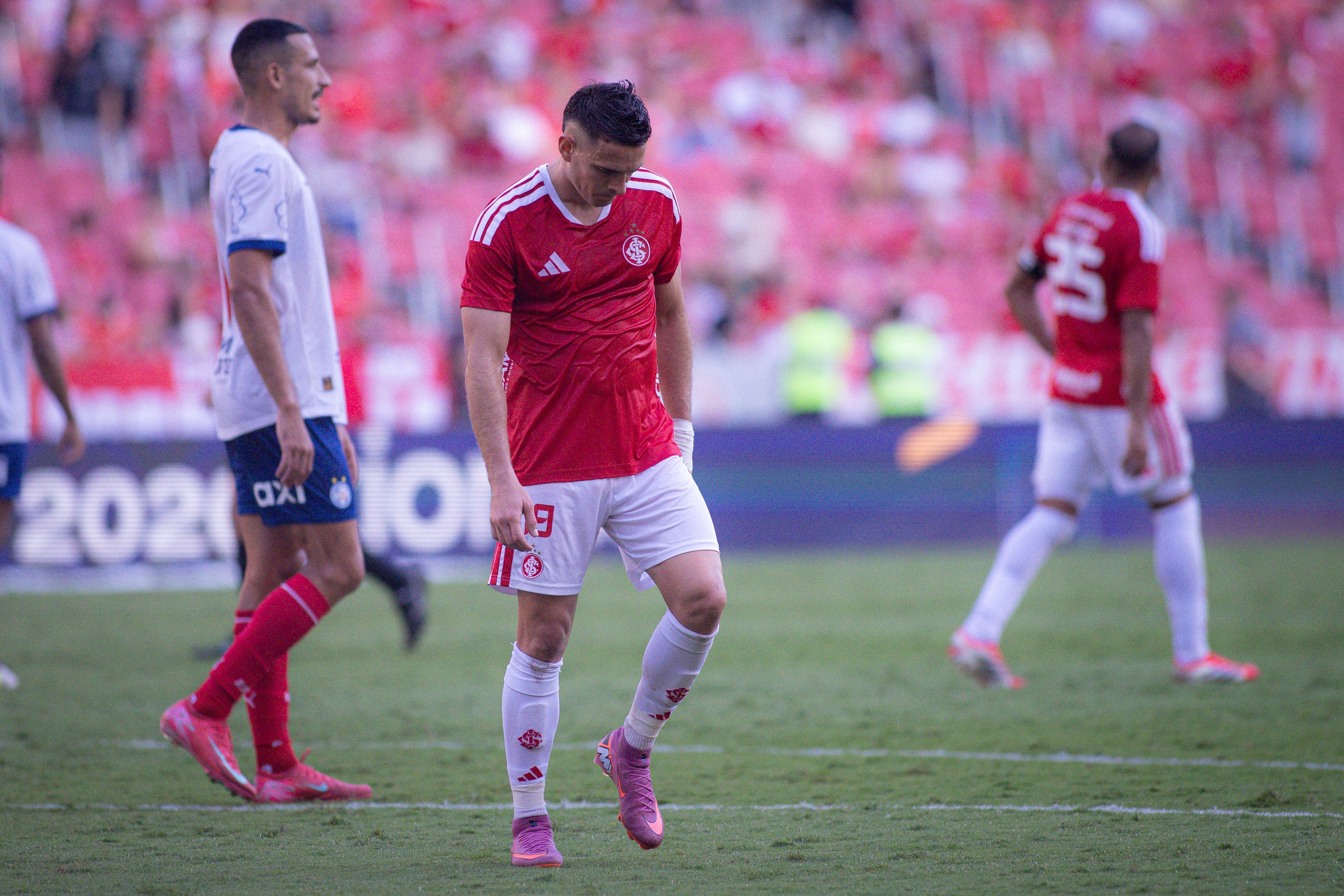 Borré completa dois meses sem gols pelo Inter e vê cobrança aumentar | Ge
