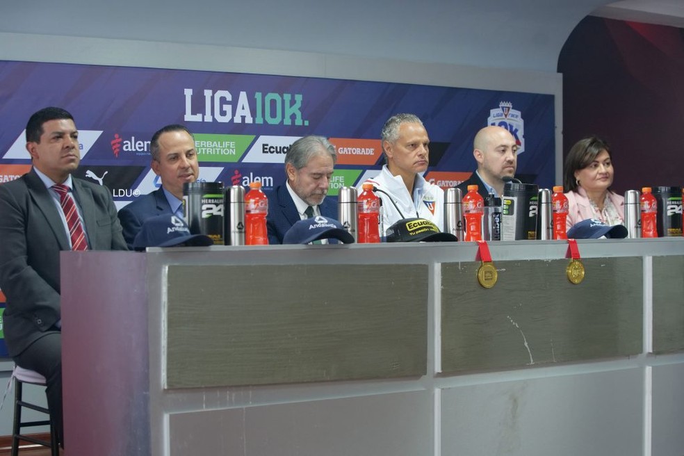 Esteban Paz (de agasalho branco), diretor da LDU — Foto: LDU