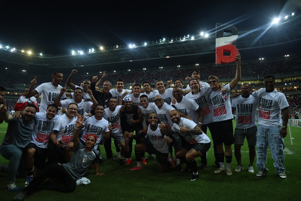 Santa Cruz comemora acesso à Série B na Arena de Pernambuco — Foto: Marlon Costa