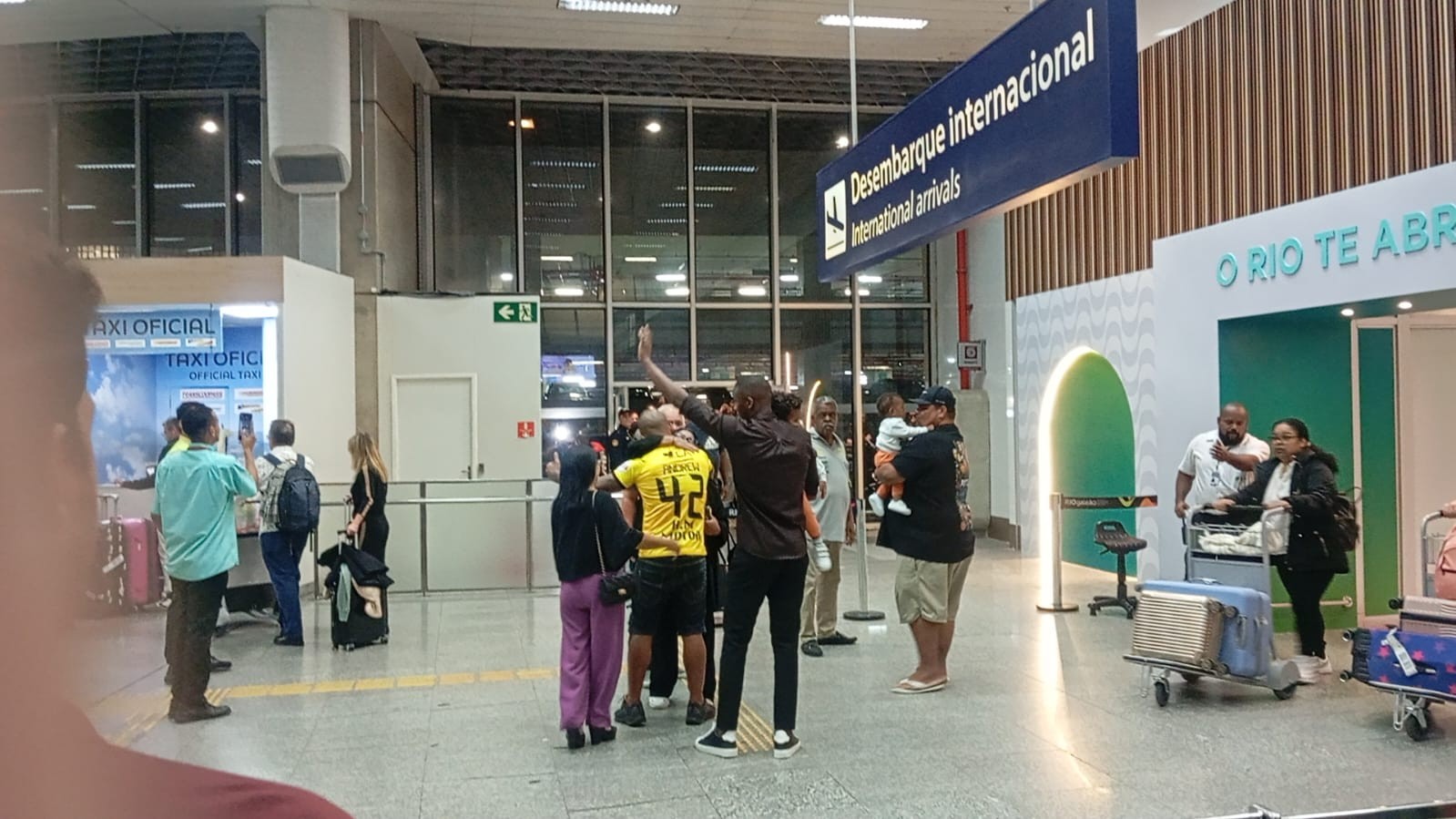 Andrew desembarca no Rio para assinar com o Flamengo; veja como foi a chegada | Ge