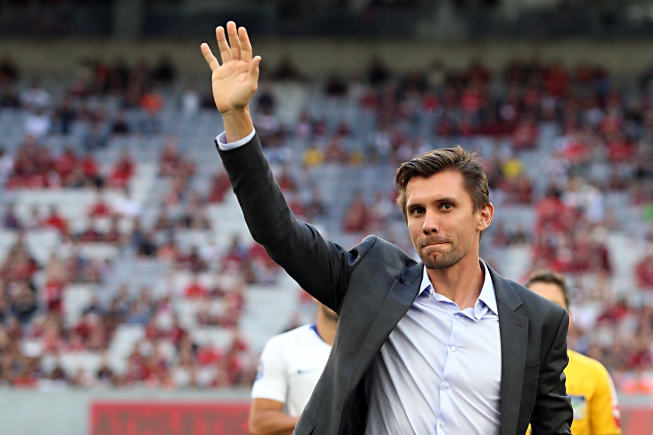Ex-Corinthians e Athletico, Paulo André faz parto da filha em carro e se emociona: "O mundo parou"
