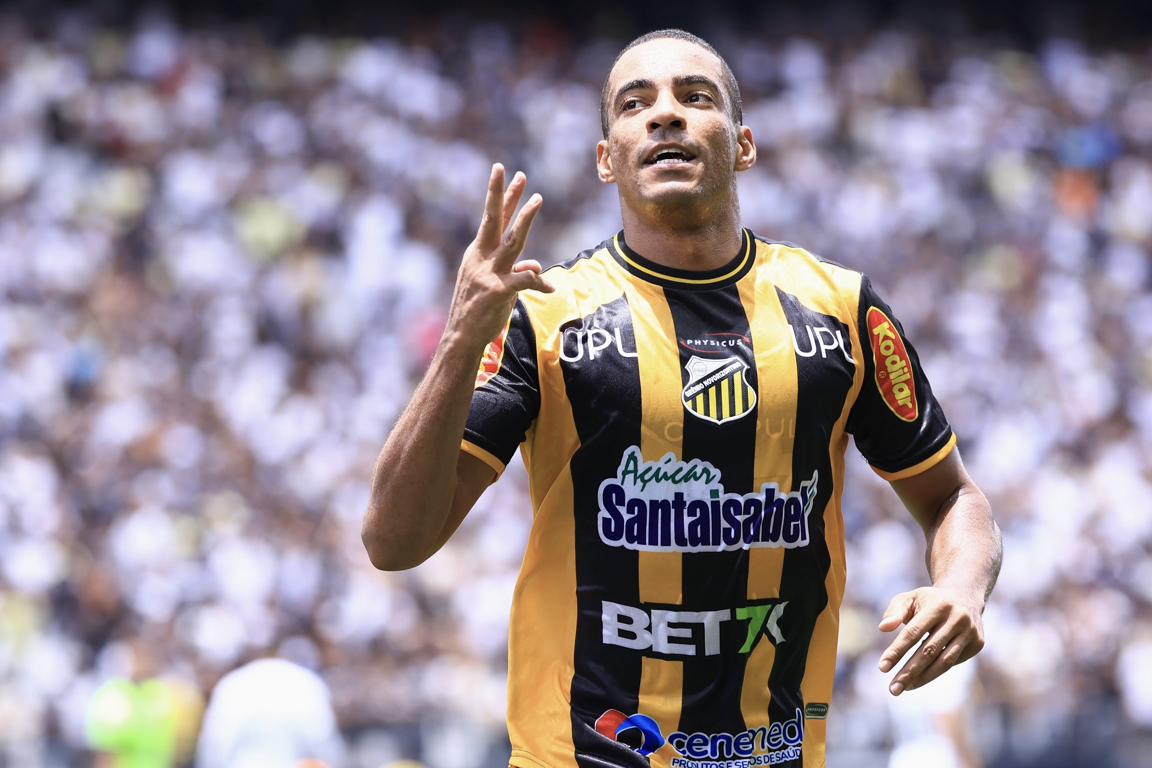 Autor de hat-trick contra o Corinthians, Jenison tem contrato ...