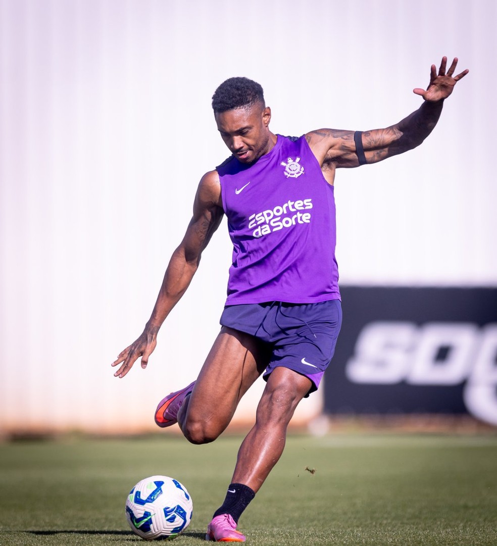 Vitinho, do Corinthians, em treinamento no CT Joaquin Grava.