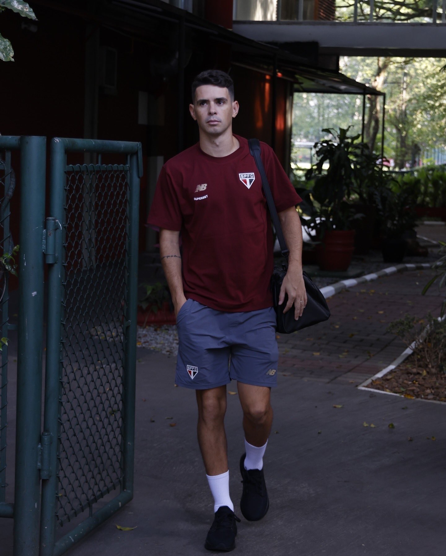 Oscar retorna e fortalece São Paulo na estreia da Libertadores