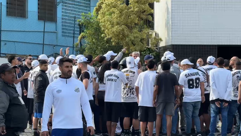 Torcedores do Santos invadiram o CT Rei Pel&eacute; nesta ter&ccedil;a-feira &mdash; Foto: Matheus Croce
