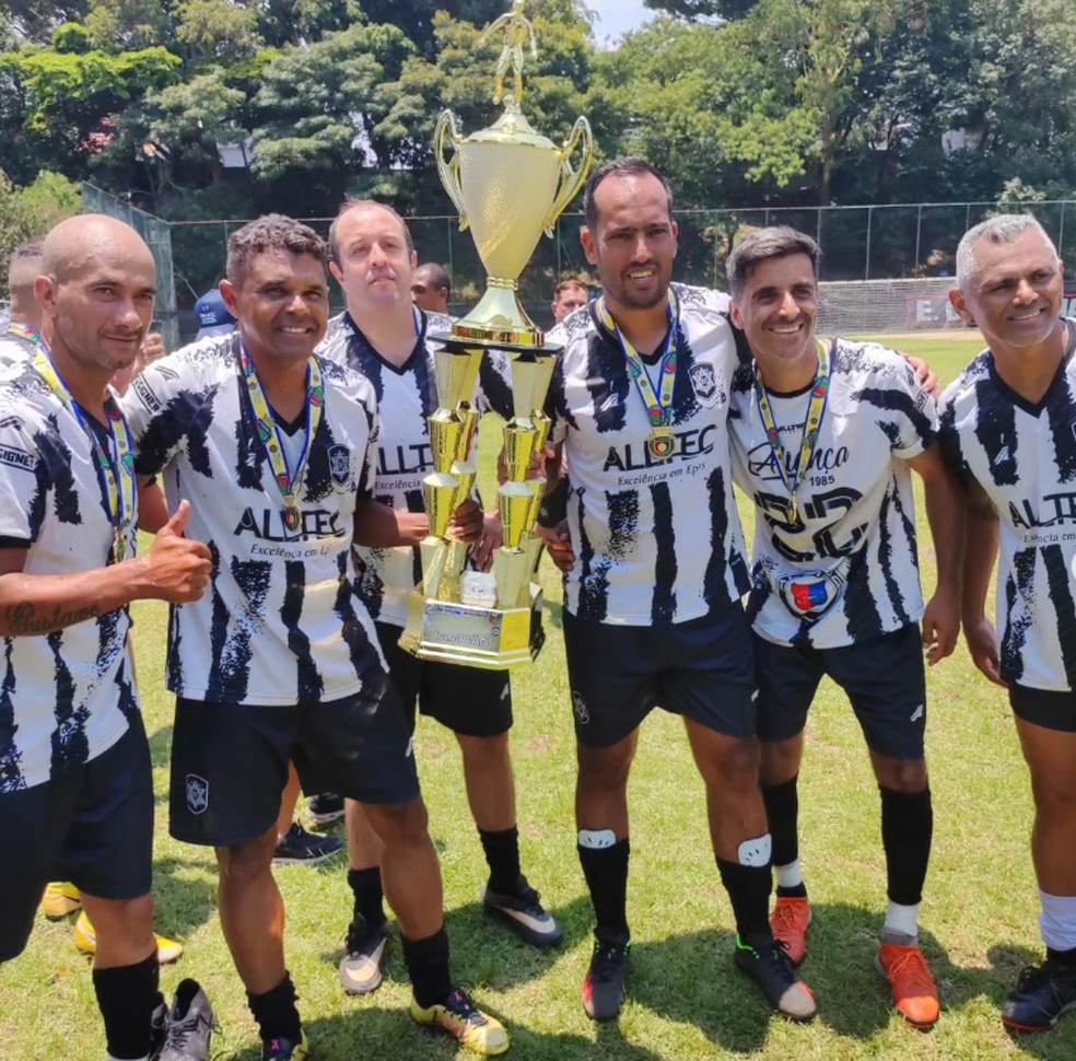 Roger campeão no futebol de várzea — Foto: Reprodução