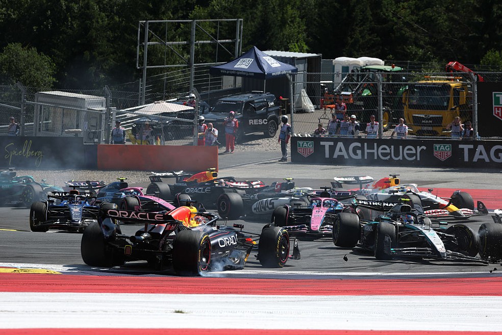 Batida entre Max Verstappen e Kimi Antonelli no GP da &Aacute;ustria &mdash; Foto: Sam Bloxham/LAT Images