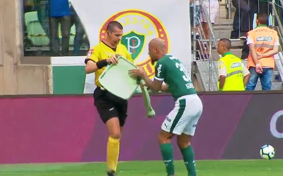Felipe Melo pega cadeiras arremessadas pela torcida — Foto: Reprodução
