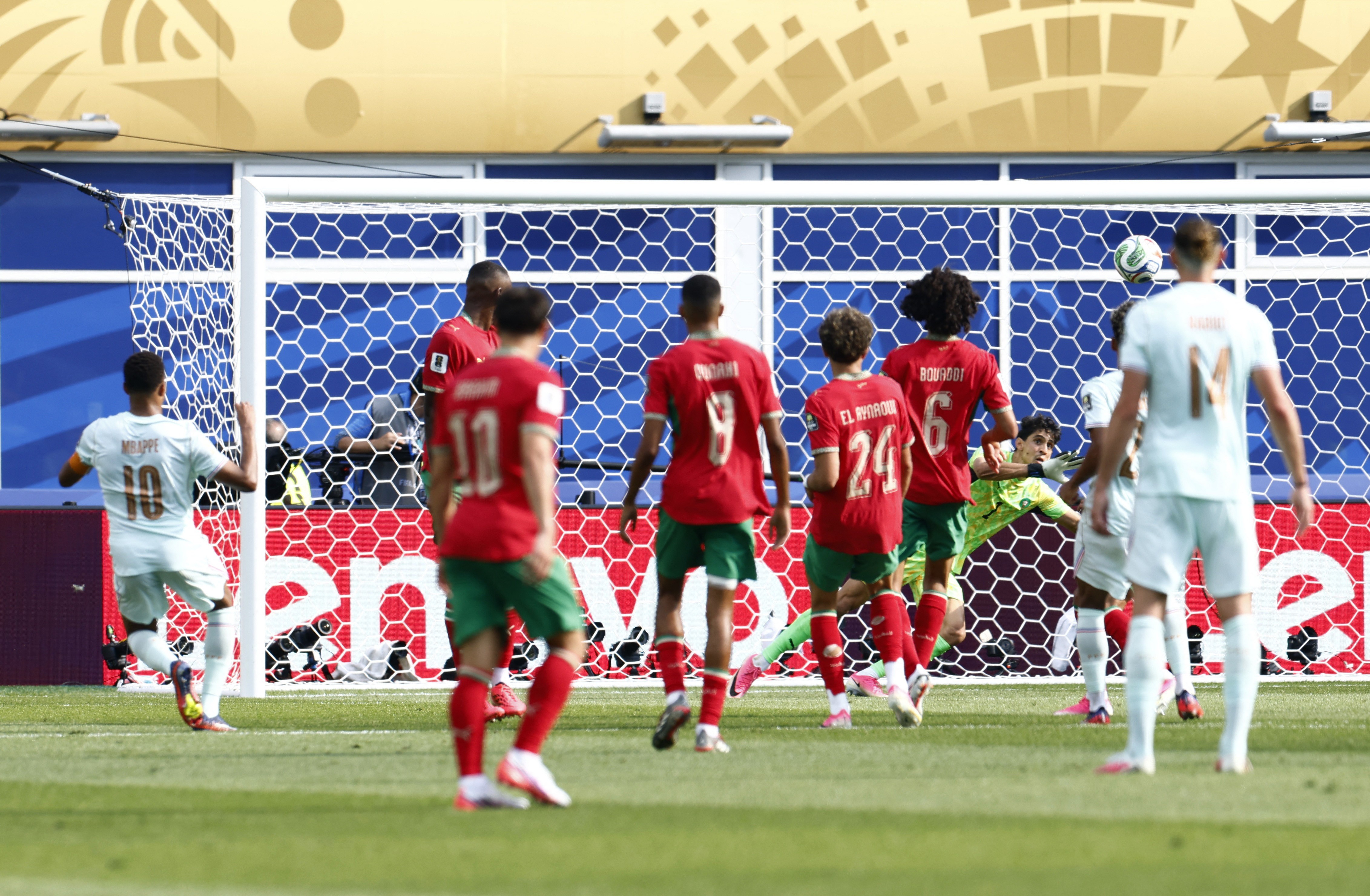 Controvérsia na Copa: gol da França é validado apesar do toque de mão