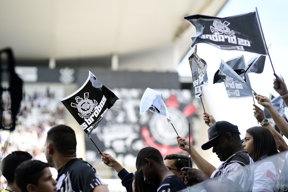 Torcida lotou a Arena para ver o penta do Corinthians feminino — Foto: Marcos Ribolli