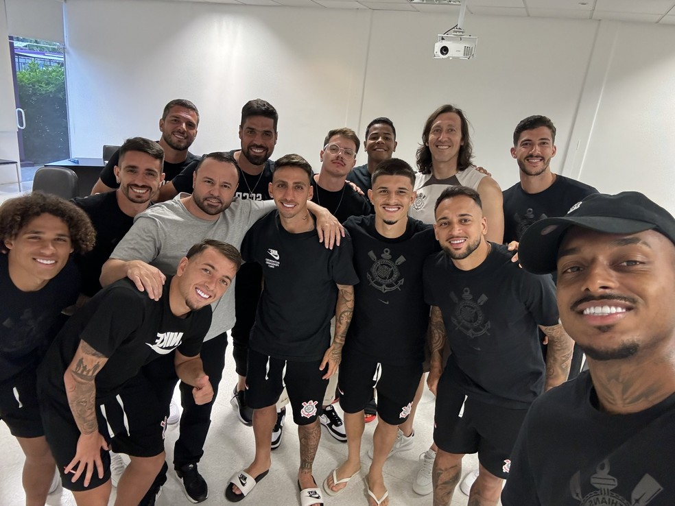 António Oliveira participa de culto evangélico com jogadores do Corinthians — Foto: Reprodução