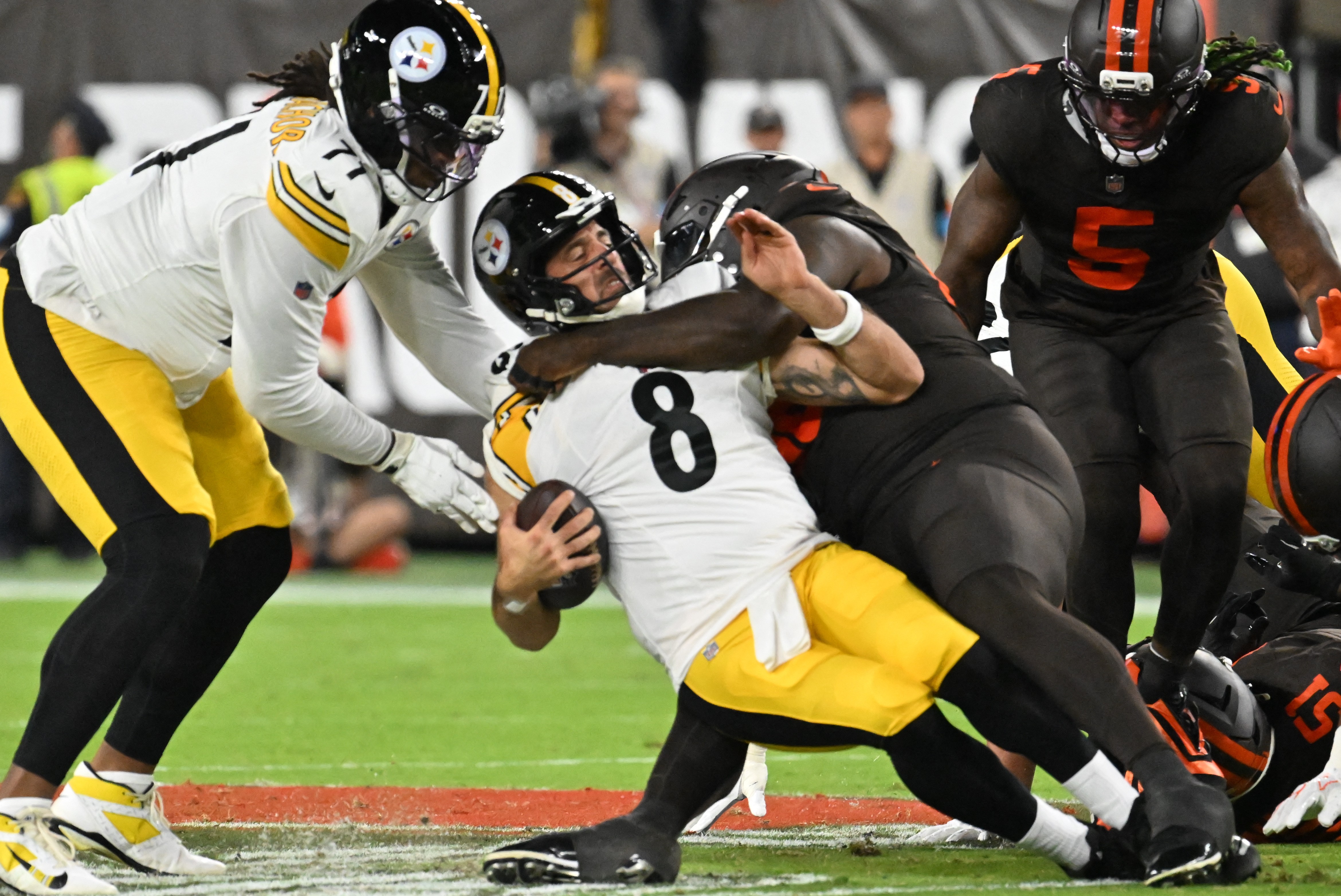 NFL: Browns vencem Steelers em jogo dramático com atrito e palavrão entre Rodgers e técnico