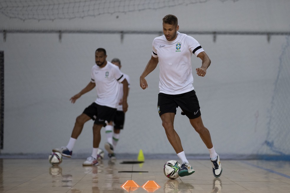 Melhor jogador de futsal do mundo, Ferrão projeta segunda fase da Champions  League, futsal