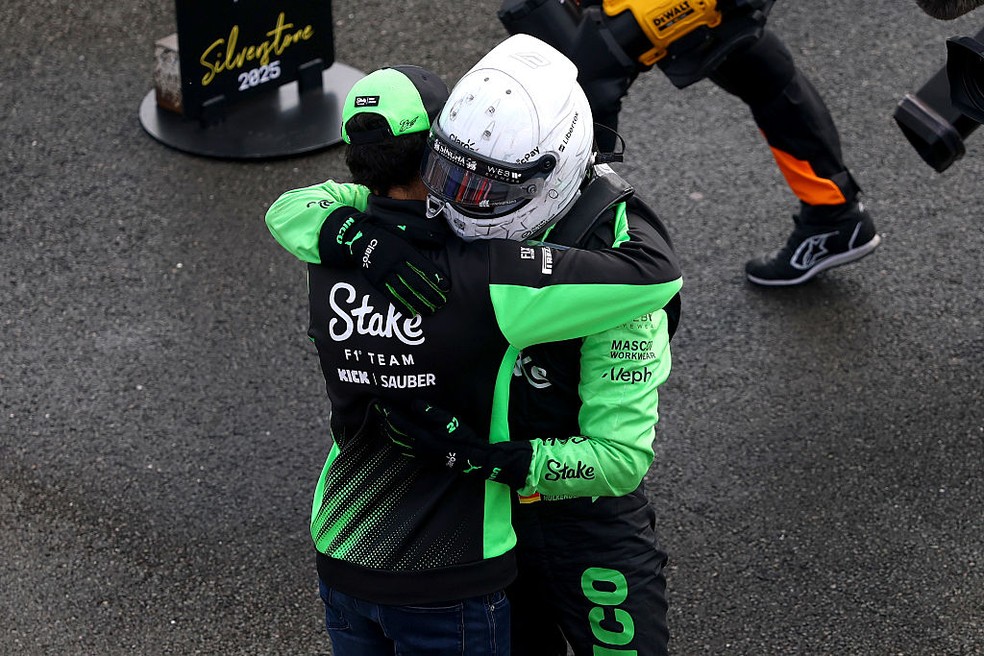 Gabriel Bortoleto abraça Nico Hulkenberg após pódio no GP da Inglaterra — Foto: Zak Mauger/LAT Images