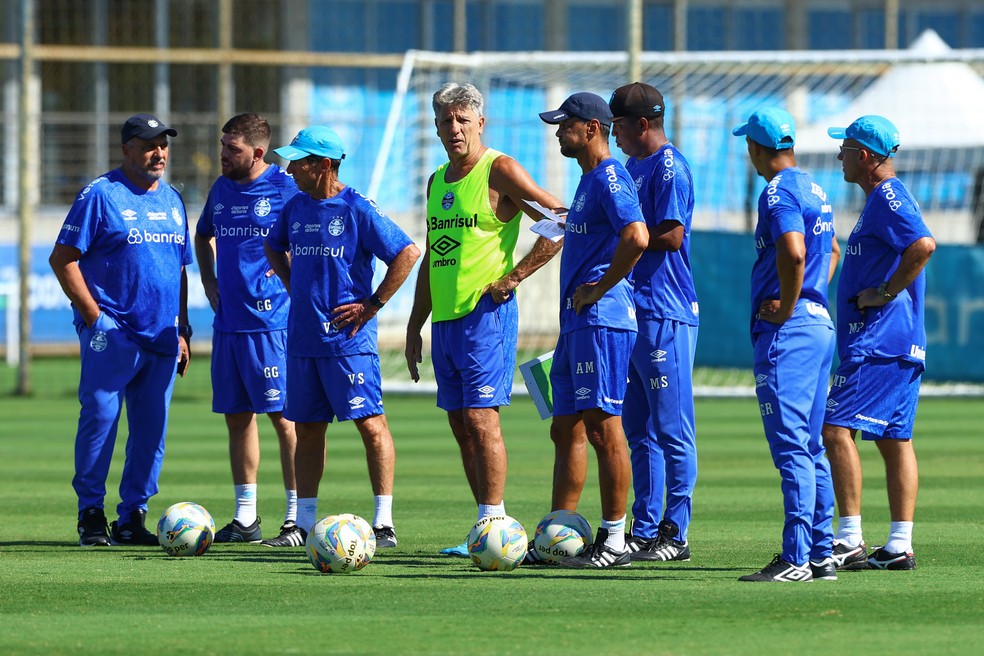 Renato conversa com a comissão técnica do Grêmio
