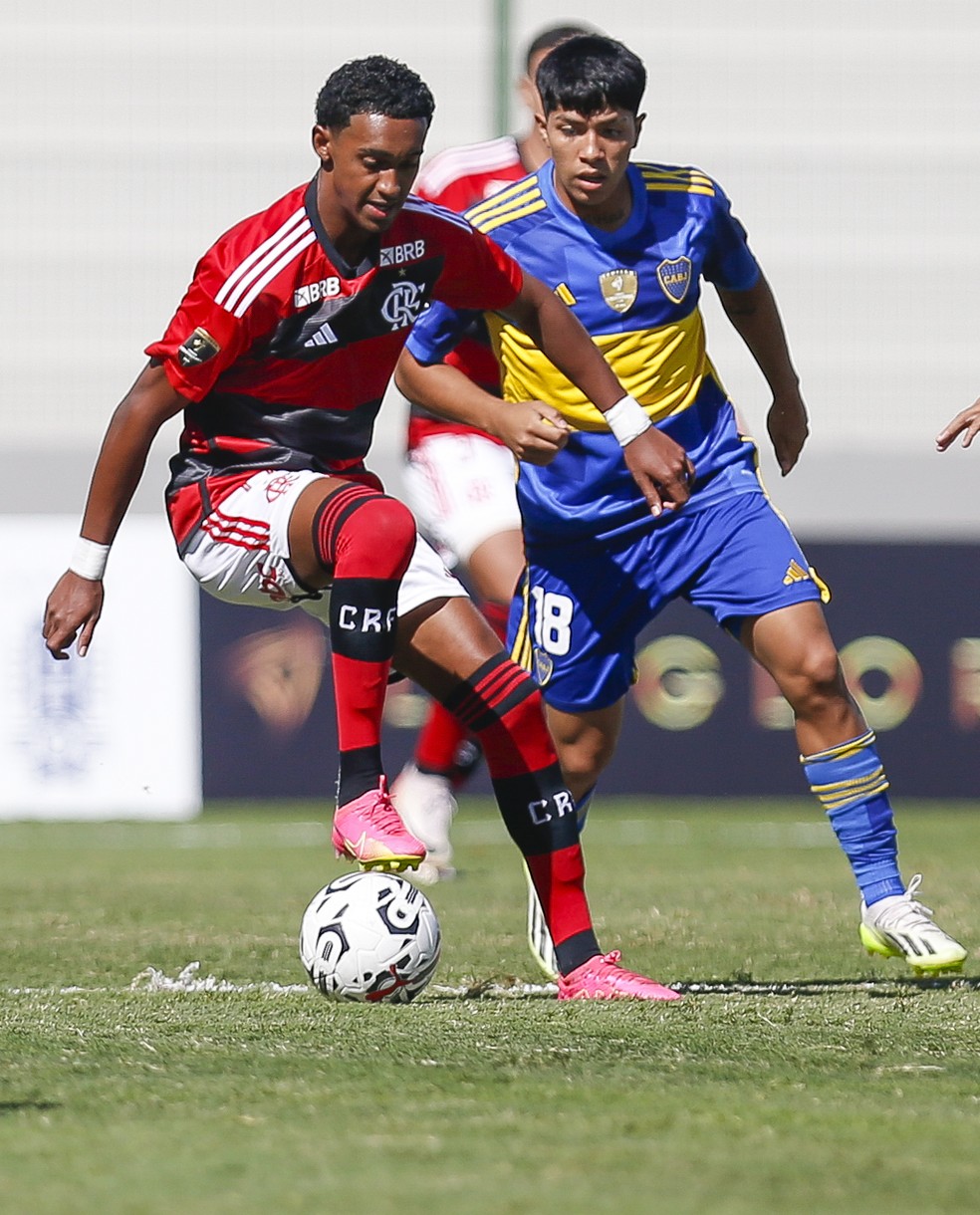 Lucyan é marcado por Payal em Flamengo x Boca na final da Libertadores Sub-20 — Foto: Conmebol