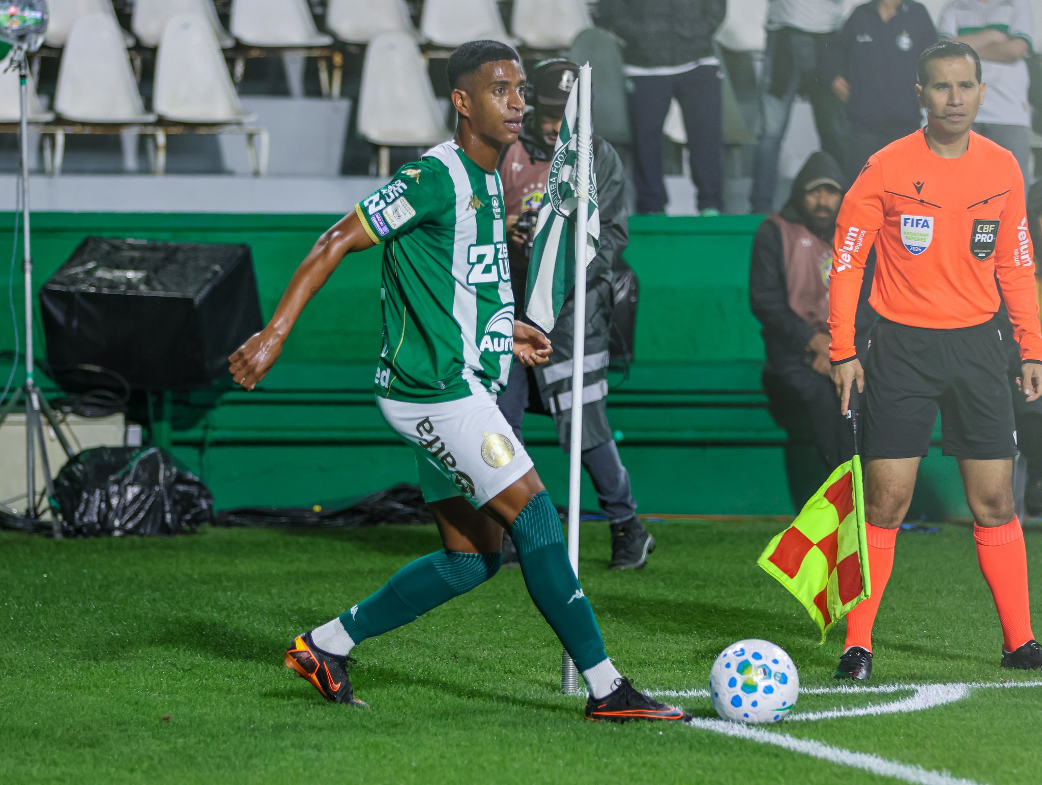 Após cirurgia e noite na UTI, meia da Chapecoense recebe alta hospitalar
