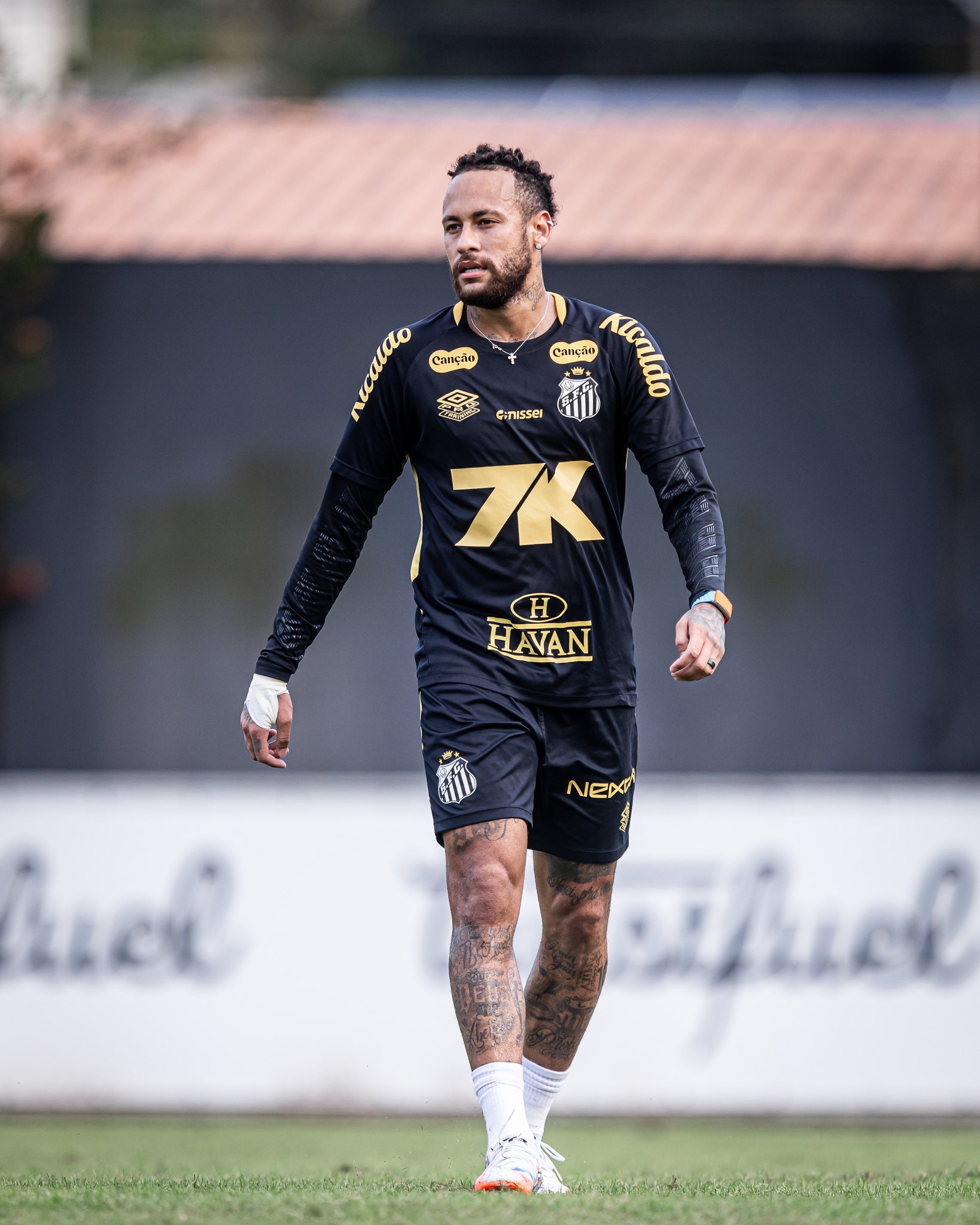 Neymar volta a treinar após licença-paternidade, e Santos se prepara para amistoso