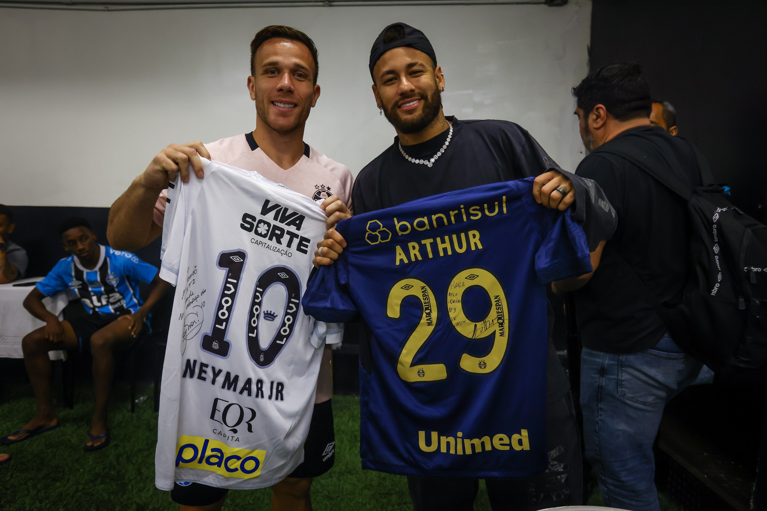 Troca de camisas autografadas entre Neymar e Arthur antes de empate entre Santos e Grêmio.