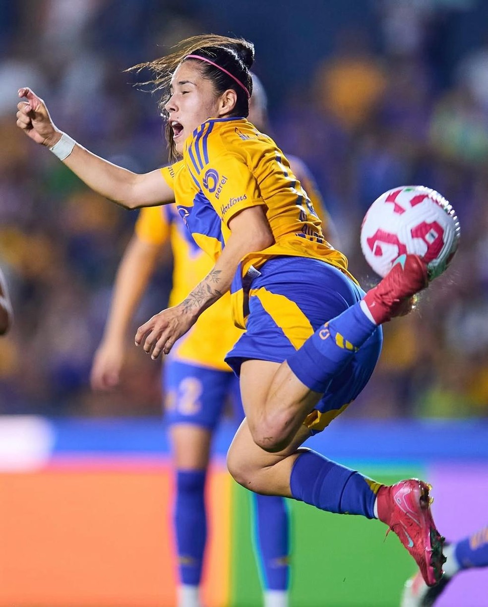 Lizbeth Ovalle faz golaço de costas no Campeonato Mexicano — Foto: Reprodução / @clubtigresmfemenil