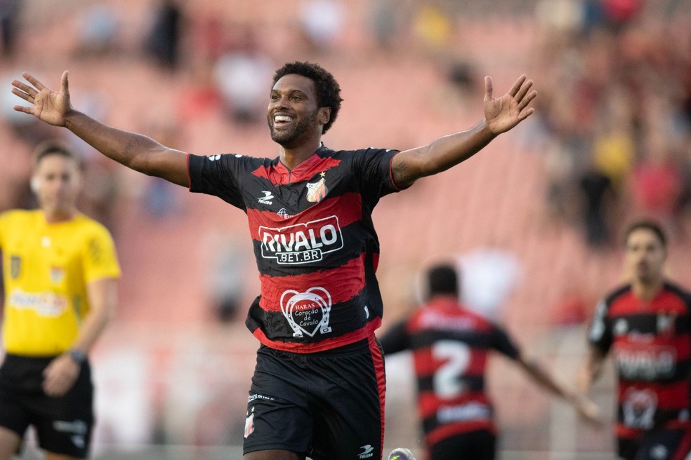 Bruno Mezenga comemora pelo Ituano
