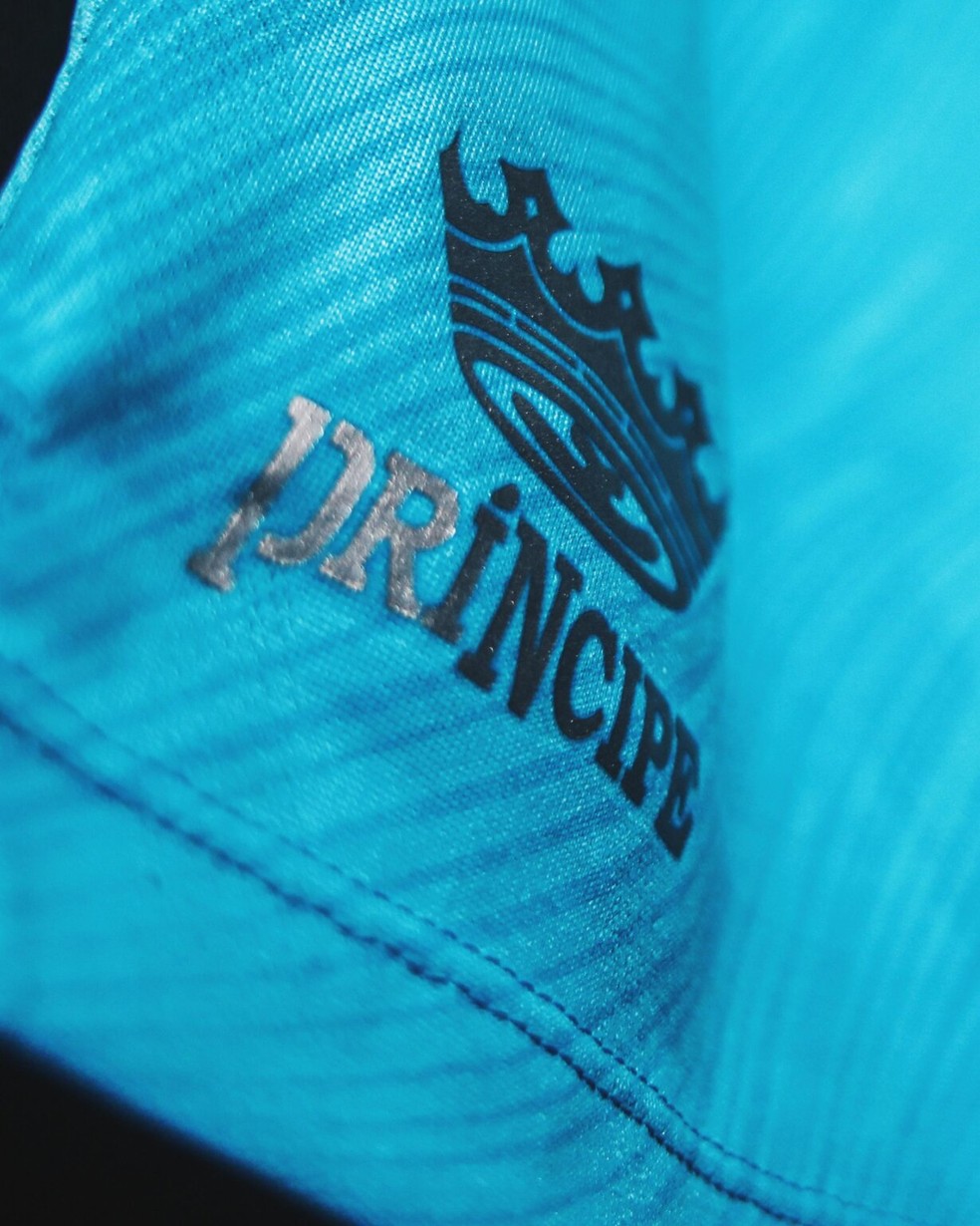 Detalhe do novo uniforme do Santos na cor azul — Foto: Reinaldo Campos/Santos FC