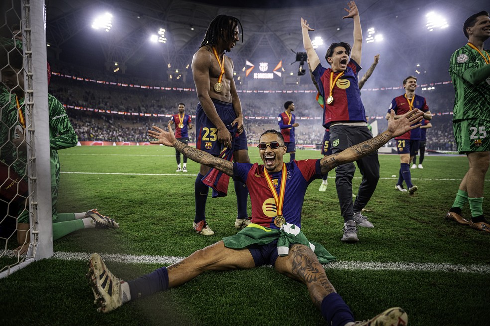 Raphinha comemora a segunda Supercopa da Espanha conquistada pelo Barça — Foto: Divulgação/Barcelona