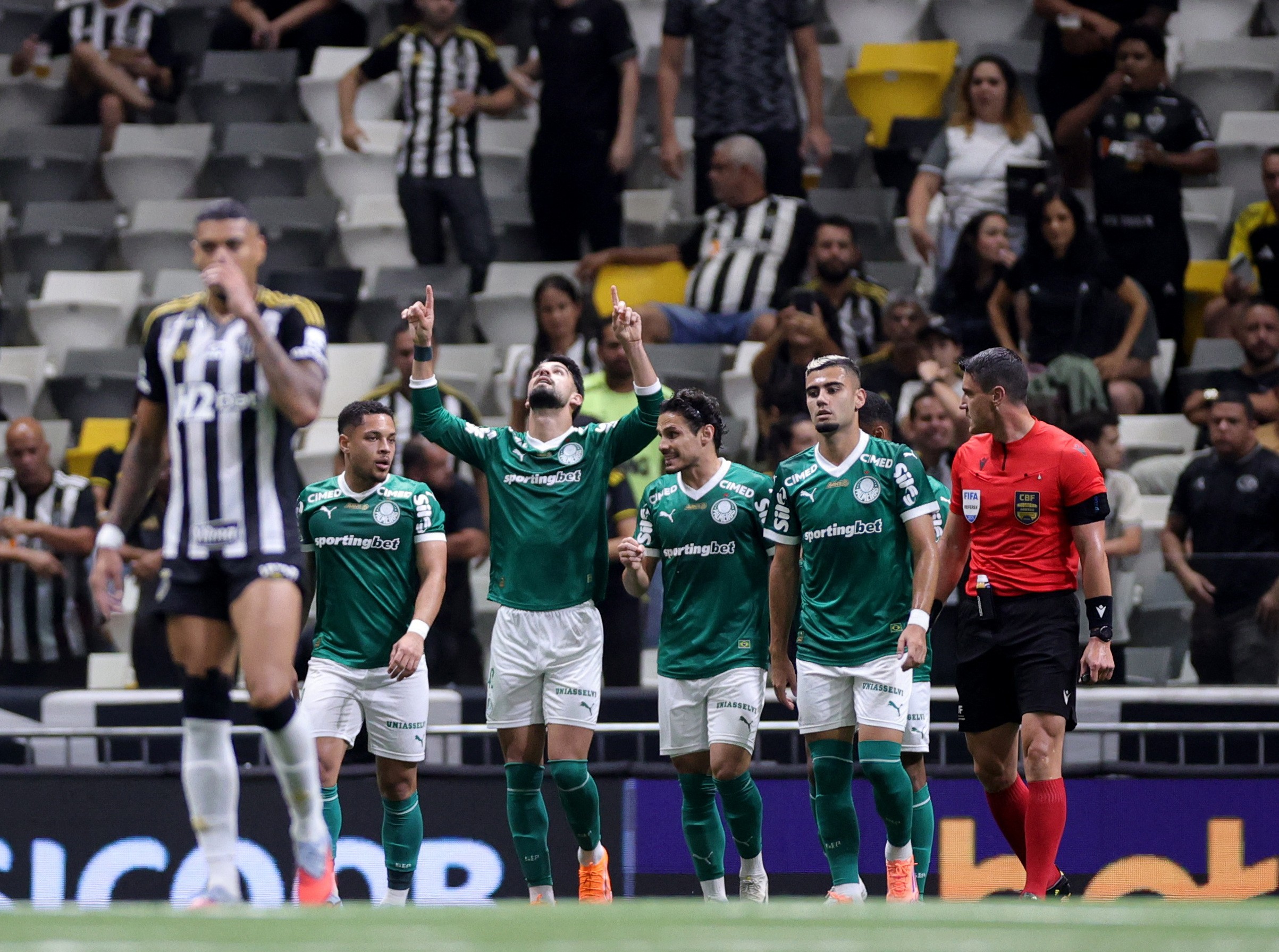 Palmeiras domina Atlético-MG, volta a vencer após seis jogos, mas se despede do ano sem títulos