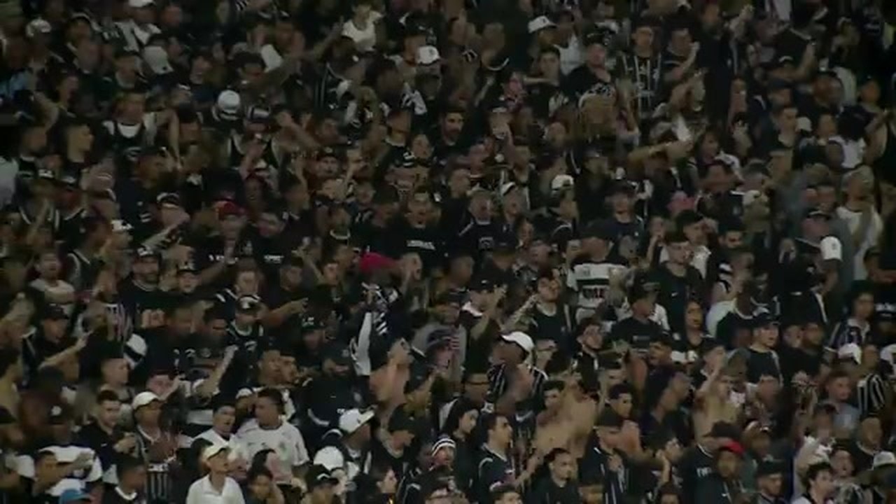 Torcedores do Corinthians usam grito homofóbico contra o São Paulo em treino aberto