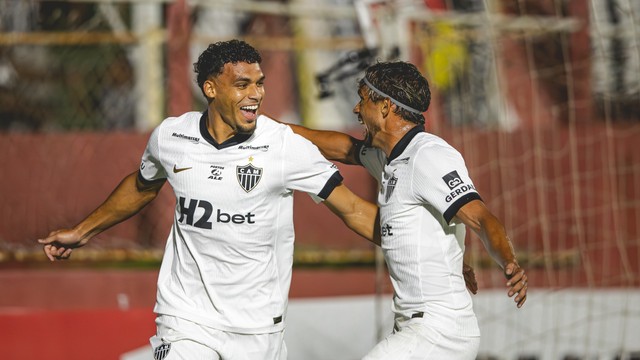 Victor Hugo e Scarpa comemorando gol do Atlético-MG