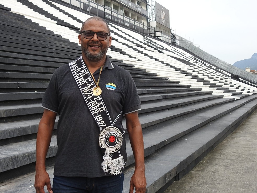 Nelson Patola exibe faixa e medalha do título brasileiro de 1997 — Foto: Emanuelle Ribeiro