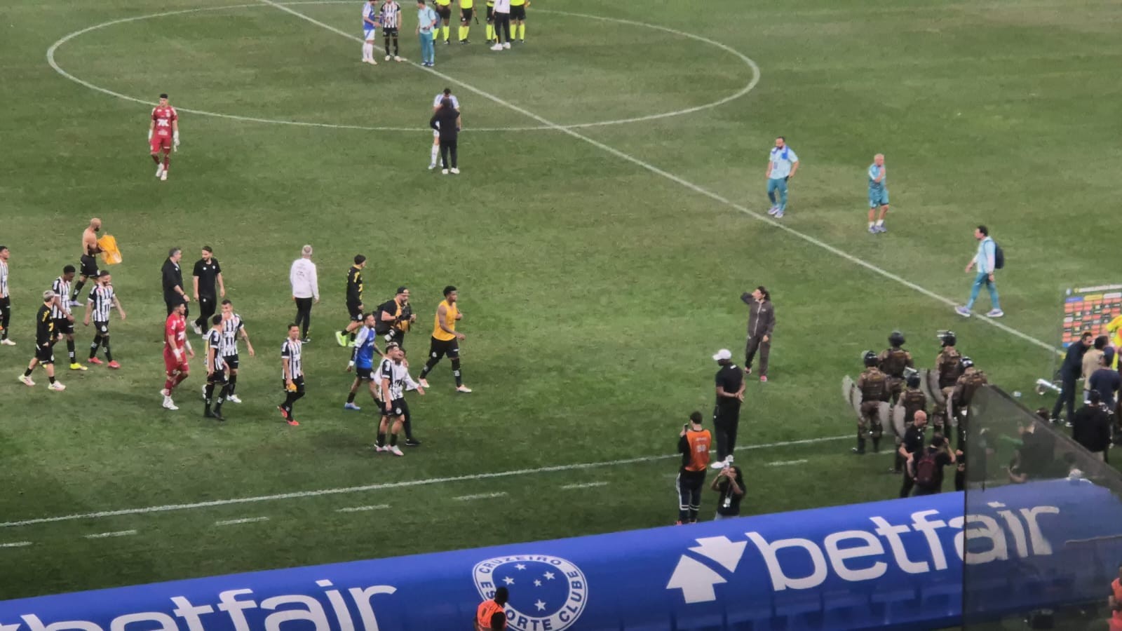 Neymar troca abraços com Gabigol antes de deixar jogo com camisa de Kaio Jorge