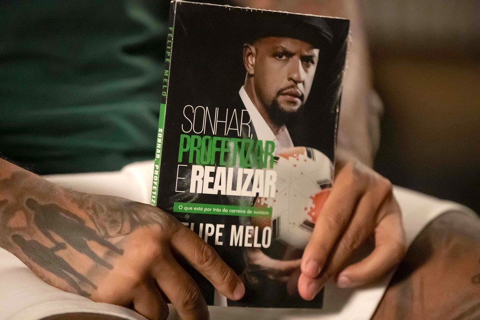 Felipe escreveu livro sobre a conquista da Libertadores pelo Palmeiras e promete outro de 2023 da conquista com o Fluminense — Foto: Marcelo de Jesus