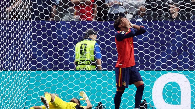 Fernan Torres se lamenta diante de Vozinha em Espanha x Cabo Verde