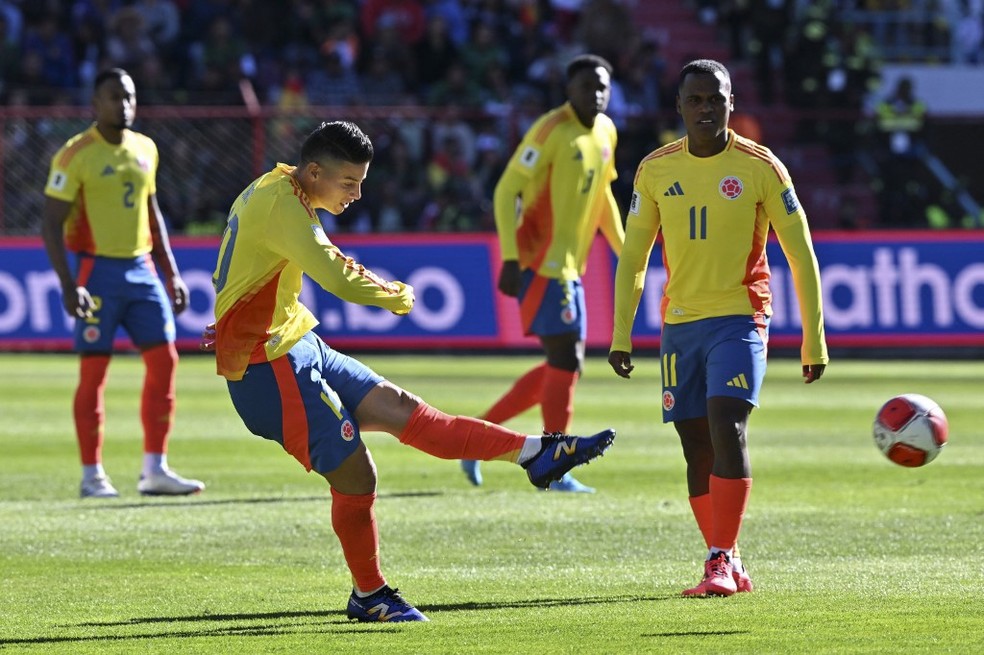 James Rodríguez e Jhon Arias em Bolívia x Colômbia, pelas Eliminatórias da Copa 2026 — Foto: Aizar Raldes/AFP