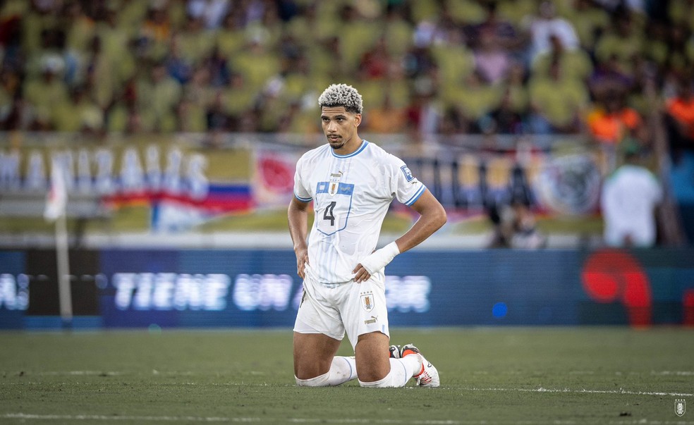 Ronald Araujo em jogo do Uruguai contra a Colômbia pelas Eliminatórias — Foto: Divulgação/AUF