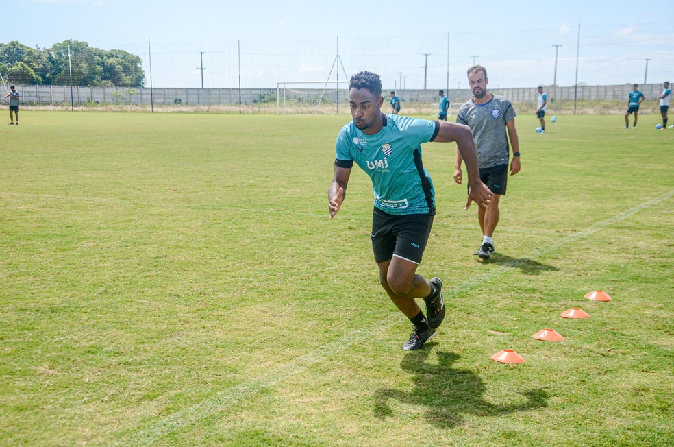 Wellington Carvalho treina no CT do CSA — Foto: Augusto Oliveira/CSA