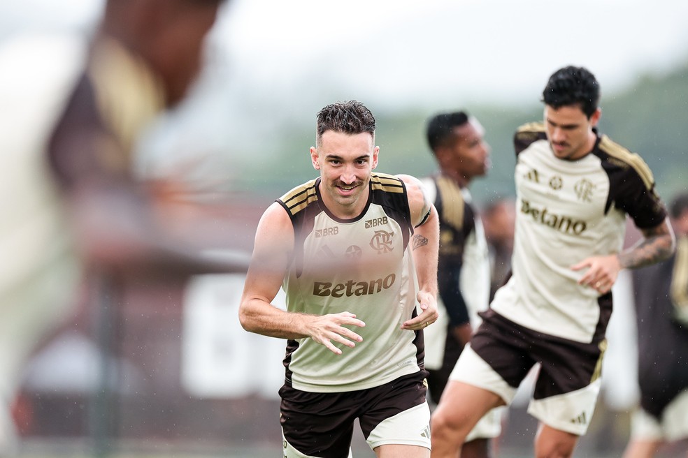 Léo Ortiz e Pedro em ação no treino do Flamengo — Foto: Gilvan de Souza / Flamengo