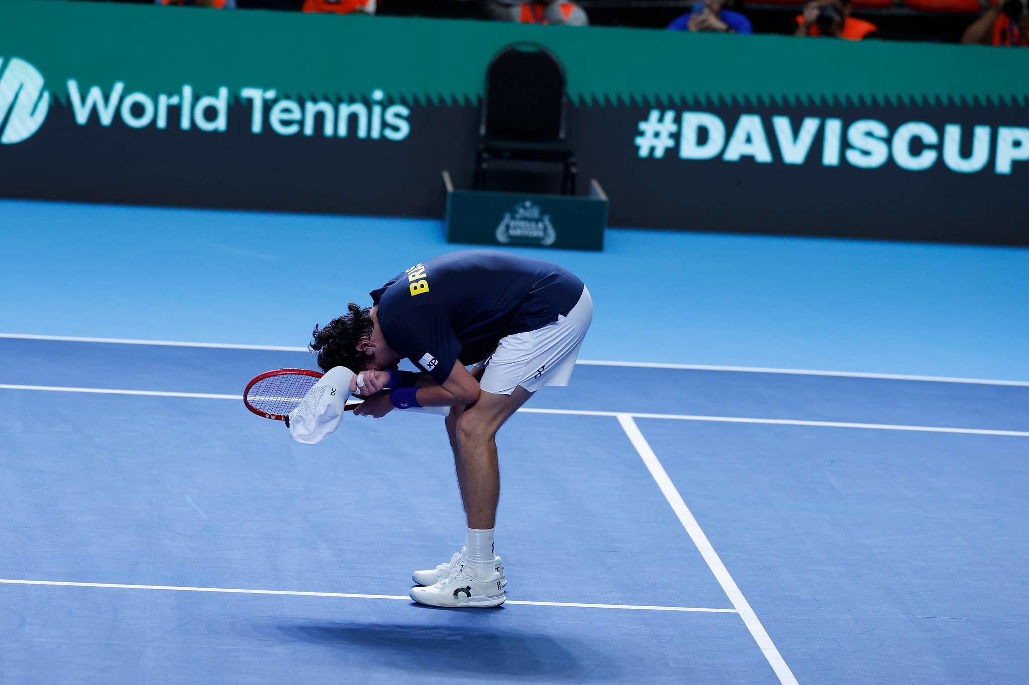 João Fonseca vence primeira partida de virada na Copa Davis, se emociona, e Brasil abre 1 a 0