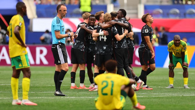 Jogadores comemoram a classificação do Canadá sobre a África do Sul