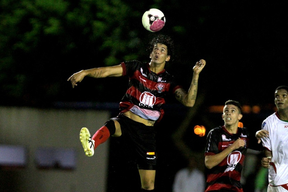 Vitória vence Botafogo-SP, mantém 100% e volta à liderança da Série B