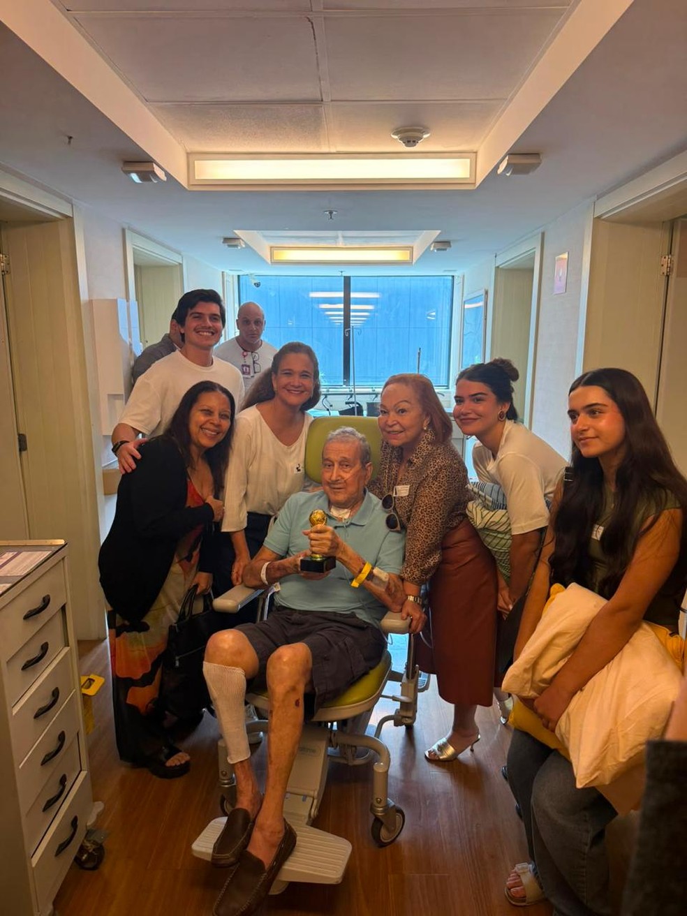 Parreira junto da família antes de receber alta do hospital — Foto: Arquivo pessoal