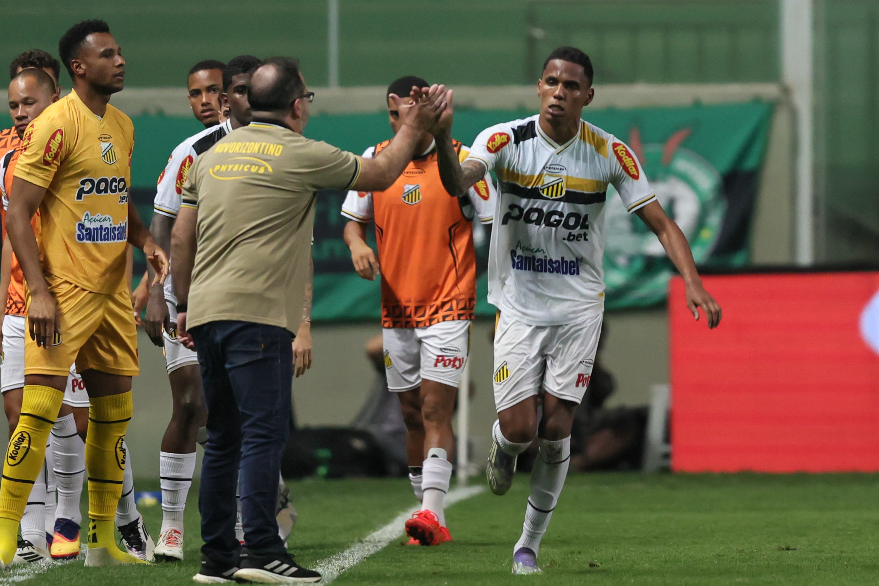 Athletico insiste pela contratação do zagueiro Dantas; saiba como está a negociação