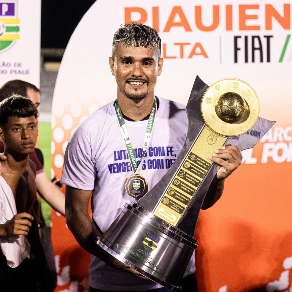 Max Oliveira com a camisa do Piauí
