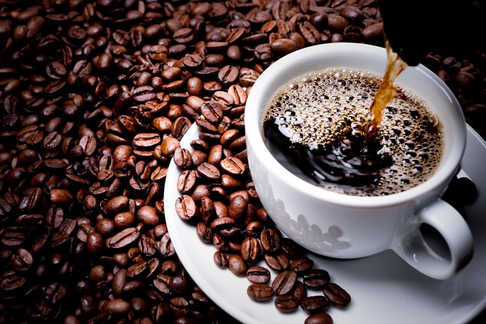 Café é uma das opções com cafeína para serem utilizadas no pré-treino  Foto: Istock Getty Images