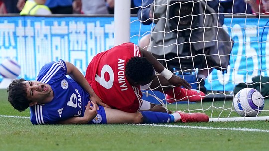 Atacante do Nottingham Forest fica em coma induzido após cirurgia abdominal - Jogador sofreu uma ruptura intestinal após se chocar com a trave contra o Leicester, no domingo