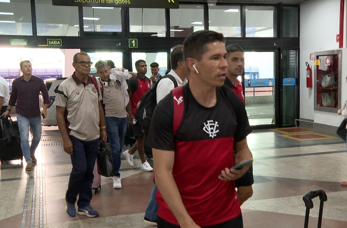 Osvaldo Exalta Momento Do Vitória Antes De Embarque Para Fortaleza Todo Mundo Funcionando Bem 